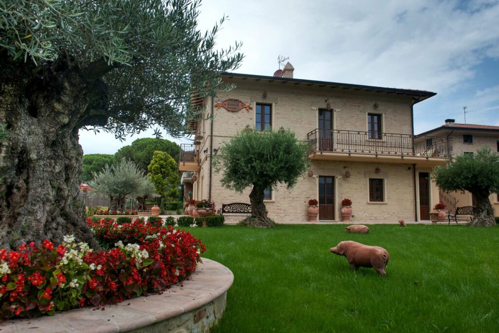 La Domus Angeli e parte del suo giardino esterno.